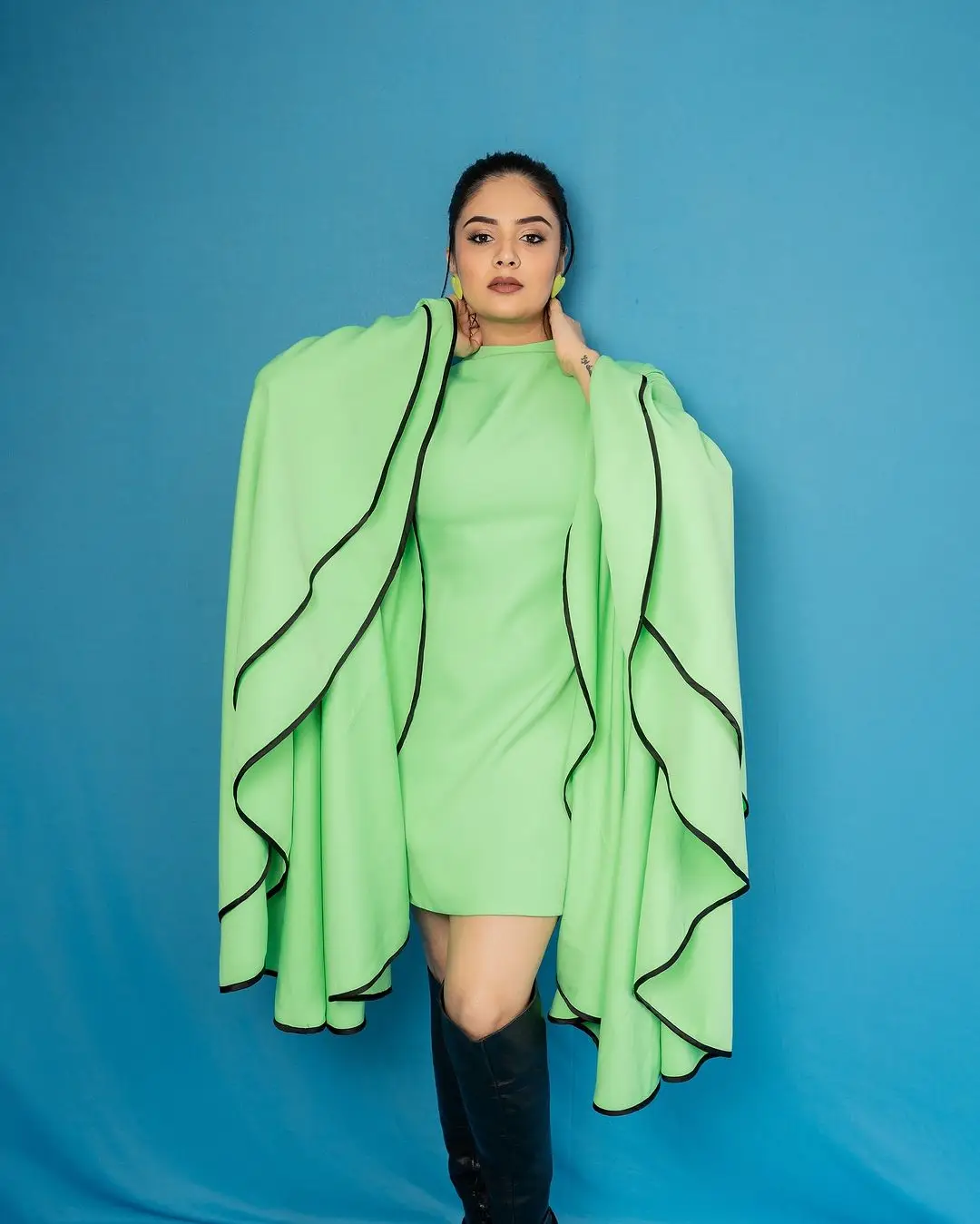 Gemini TV Anchor Sreemukhi Long Legs Show in Green Skirt